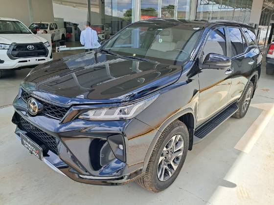 TOYOTA HILUX SW4 2.8 D-4D TURBO DIESEL DIAMOND 7L 4X4 AUTOMÁTICO